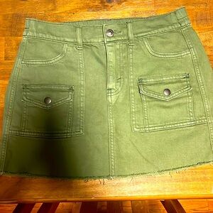 Aerie olive cargo 90’s style mini skirt XS